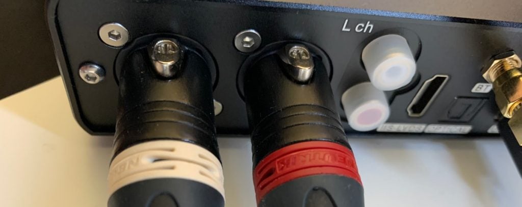 Topping DX7 PRO DAC/Amplificador con conexiones XLR y sus cables. 