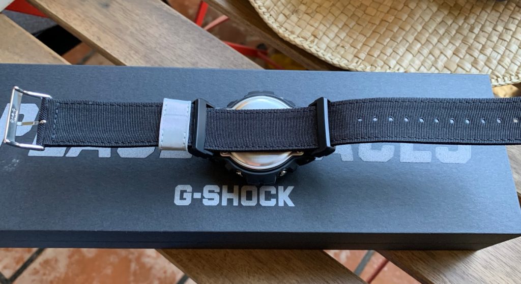 Casio G-Shock DW-6900 -parte trsaera con la correa de tela