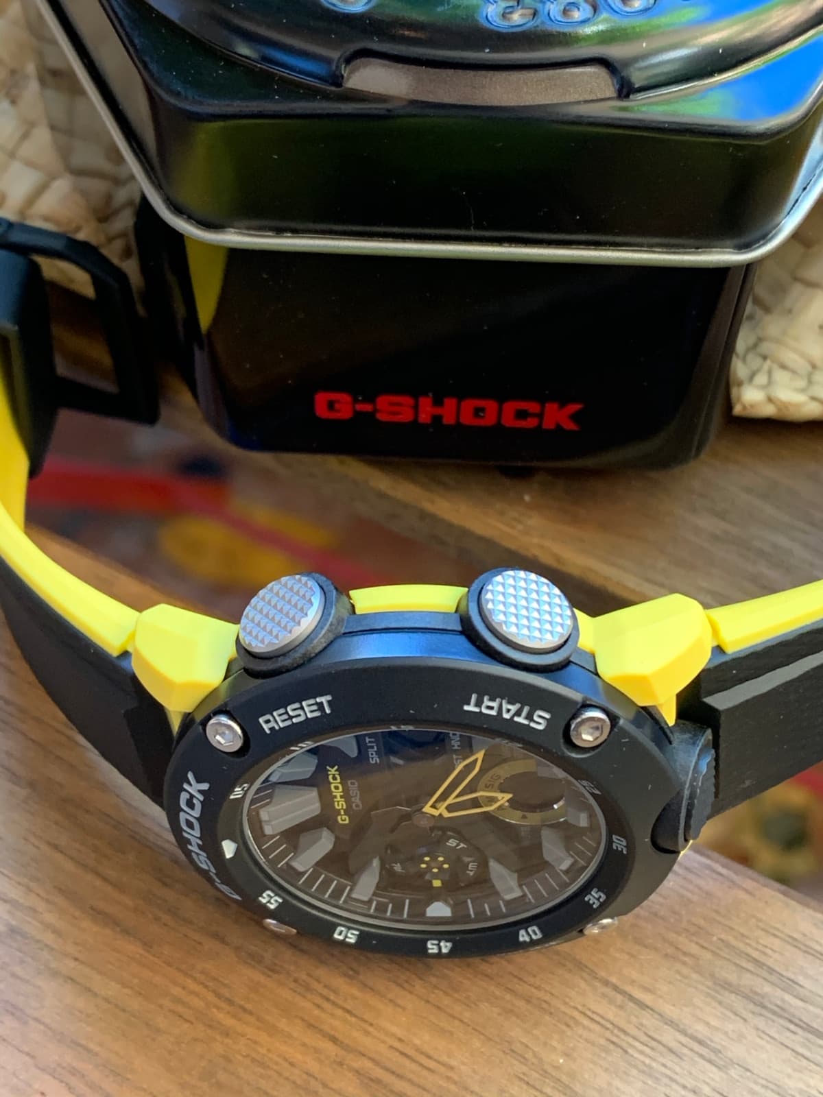 Vista lateral del reloj Casio G-Shock GA 2000 en color amarillo y negro. 