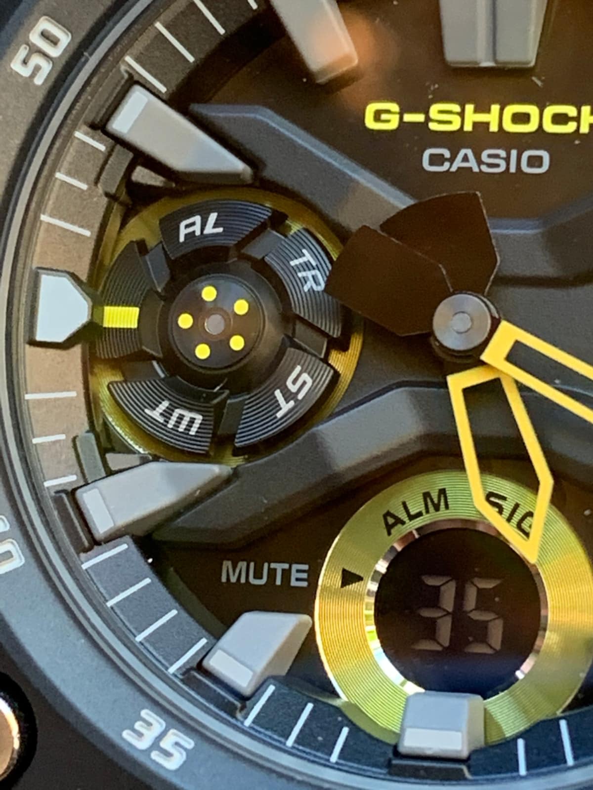 Vista frontal de la esfera de cerca del reloj Casio G-Shock GA 2000