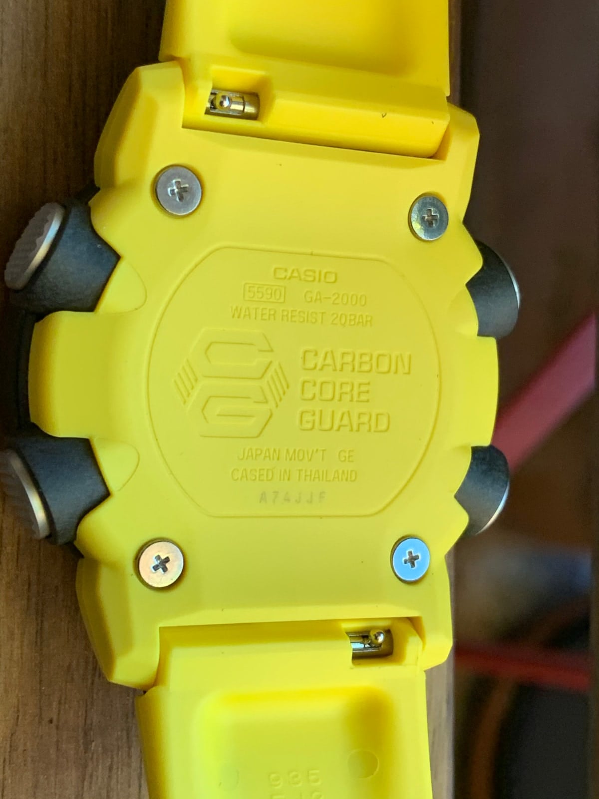 Parte trasera del reloj Casio G-Shock GA 2000 en color amarillo