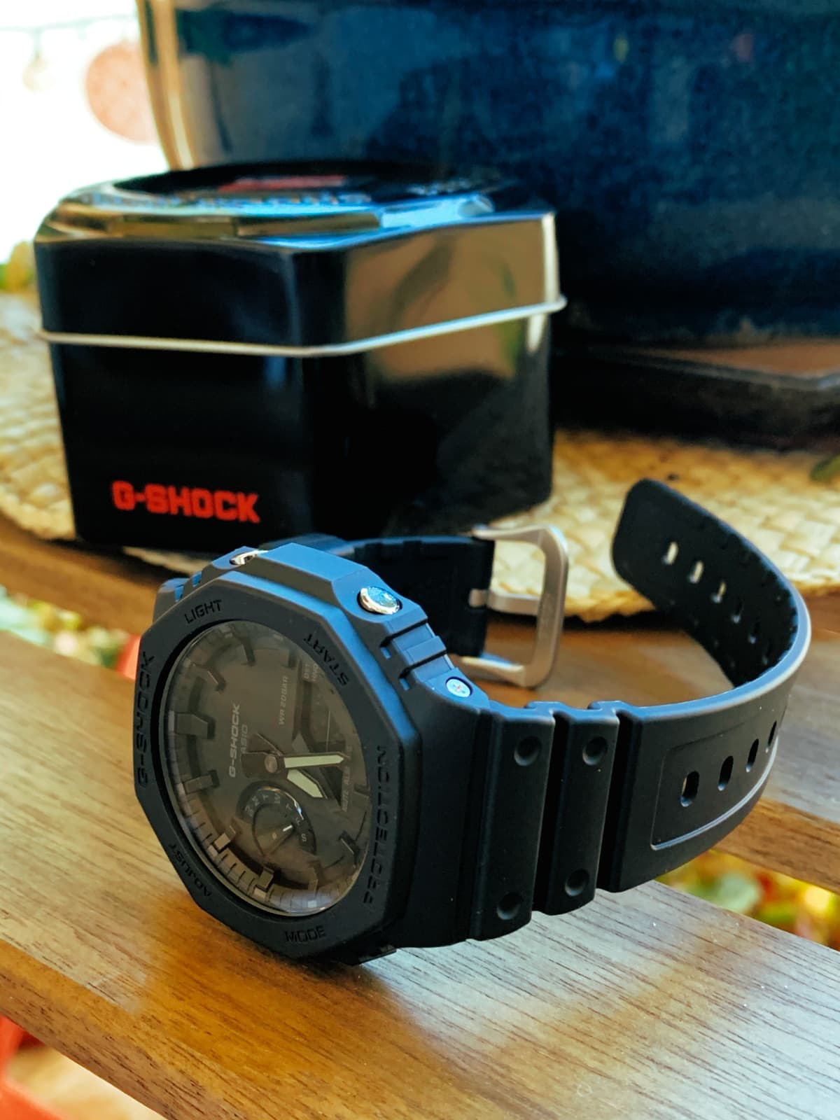 Casio G-Shock GA-2100 Casioak  con su caja metálica donde tenemos las instrucciones y garantia. 