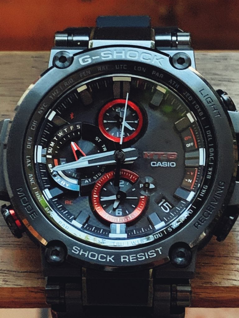 Casio G-shock MTG-B1000: reloj caro pero muy elegante manteniendo toda la resistencia de G-shock. 
