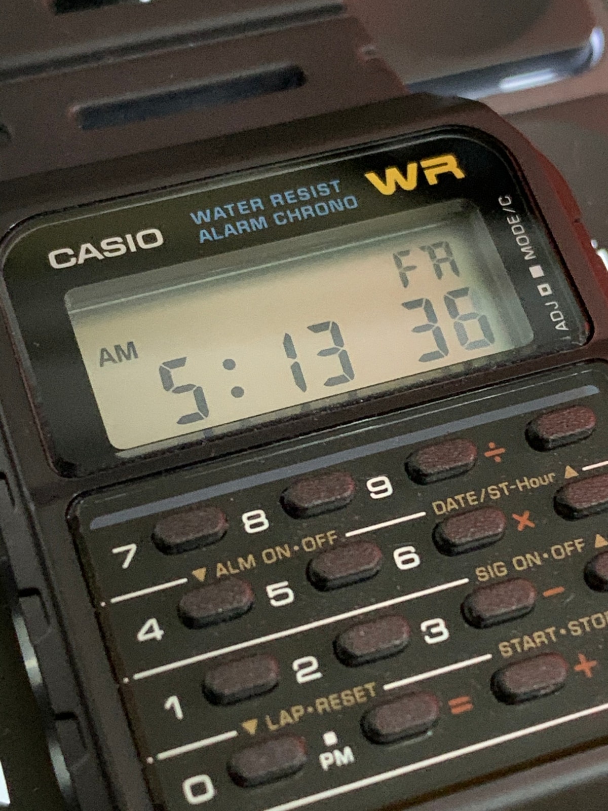 Casio CA-53W: pantalla LCD de cerca de este reloj. 