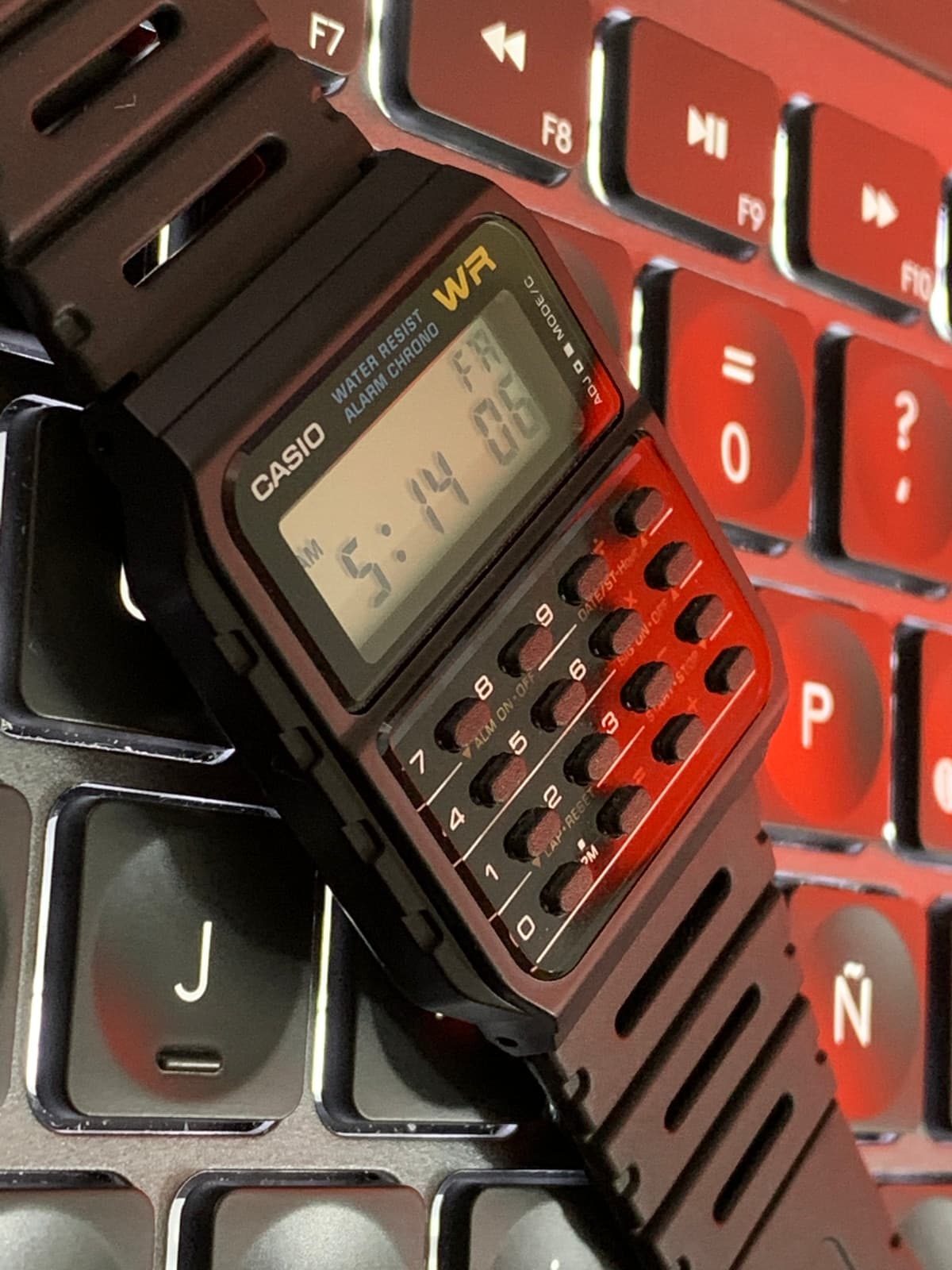 Casio CA-53W - El reloj calculadora visto de cerca. 