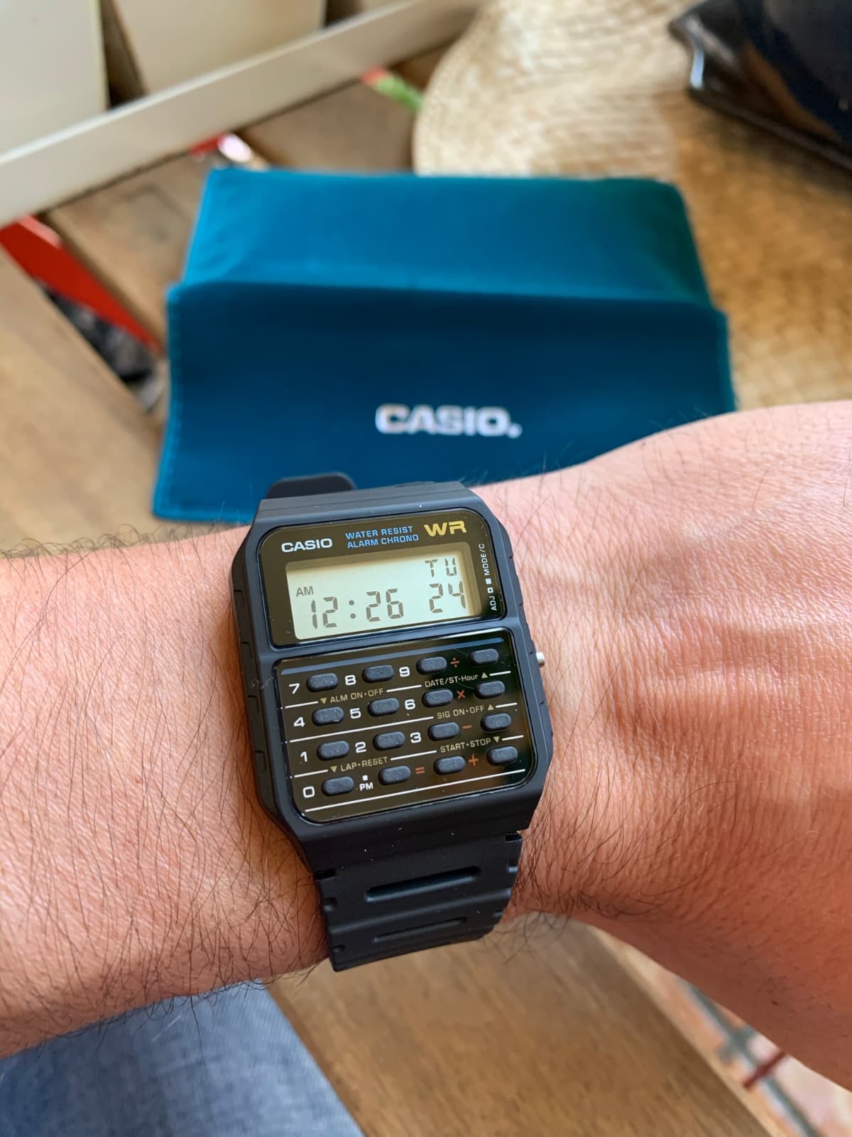 Casio CA-53W - El reloj calculadora - como queda en la muñeca. Vista de la pantalla. 