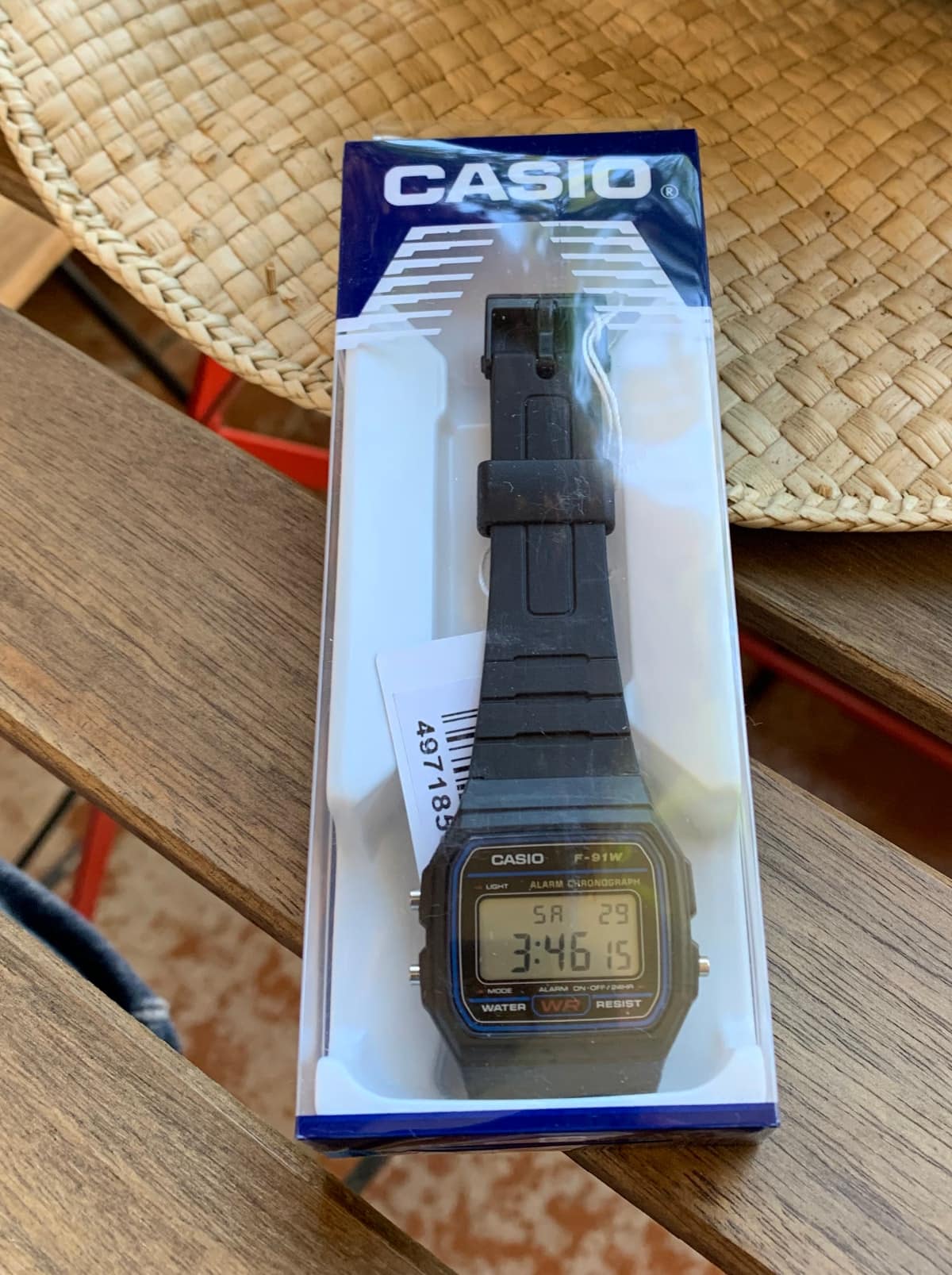 Casio F-91W: reloj vintage en la caja