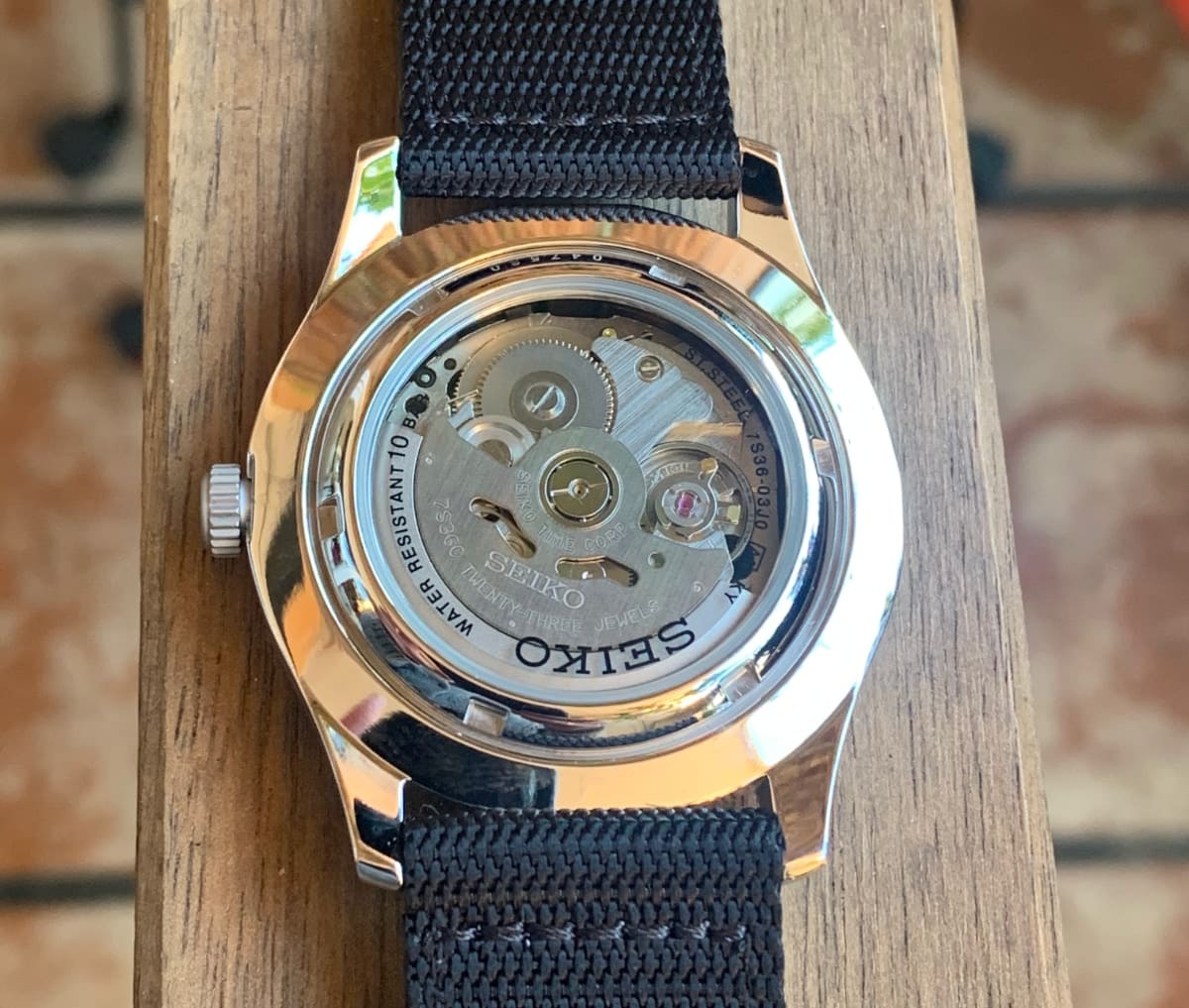 seiko SNZG15 reloj automatico: calibre visible ne la parte trasera del reloj automatico