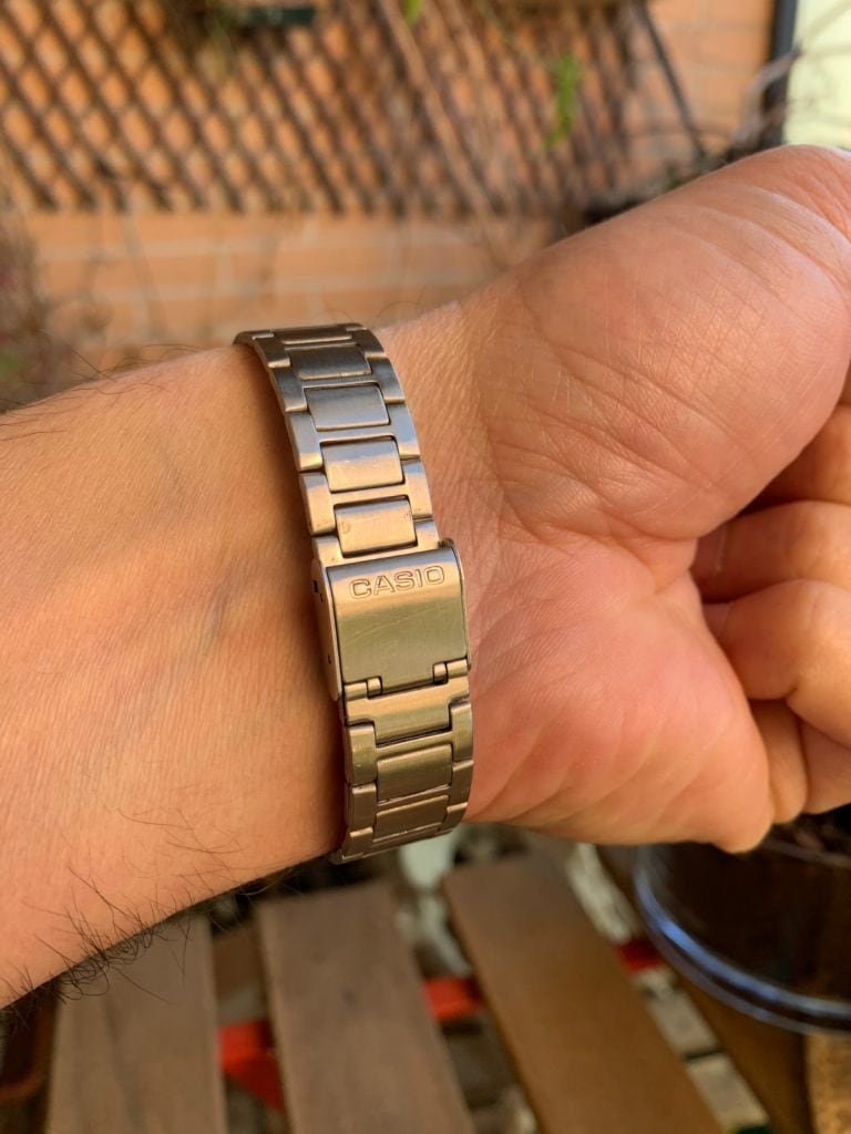Casio A158W: pulsera y como queda en la muñeca