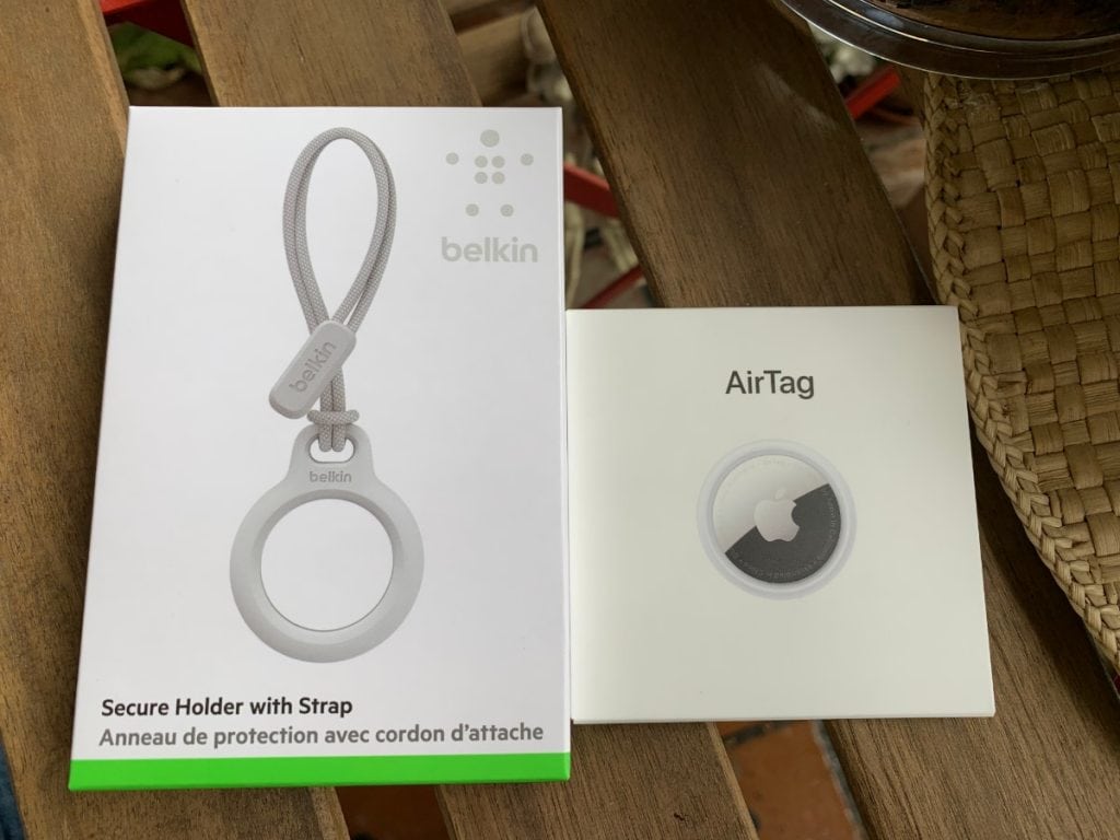 "Secure Holder with Strap" de Belkin y AirTag de Apple
