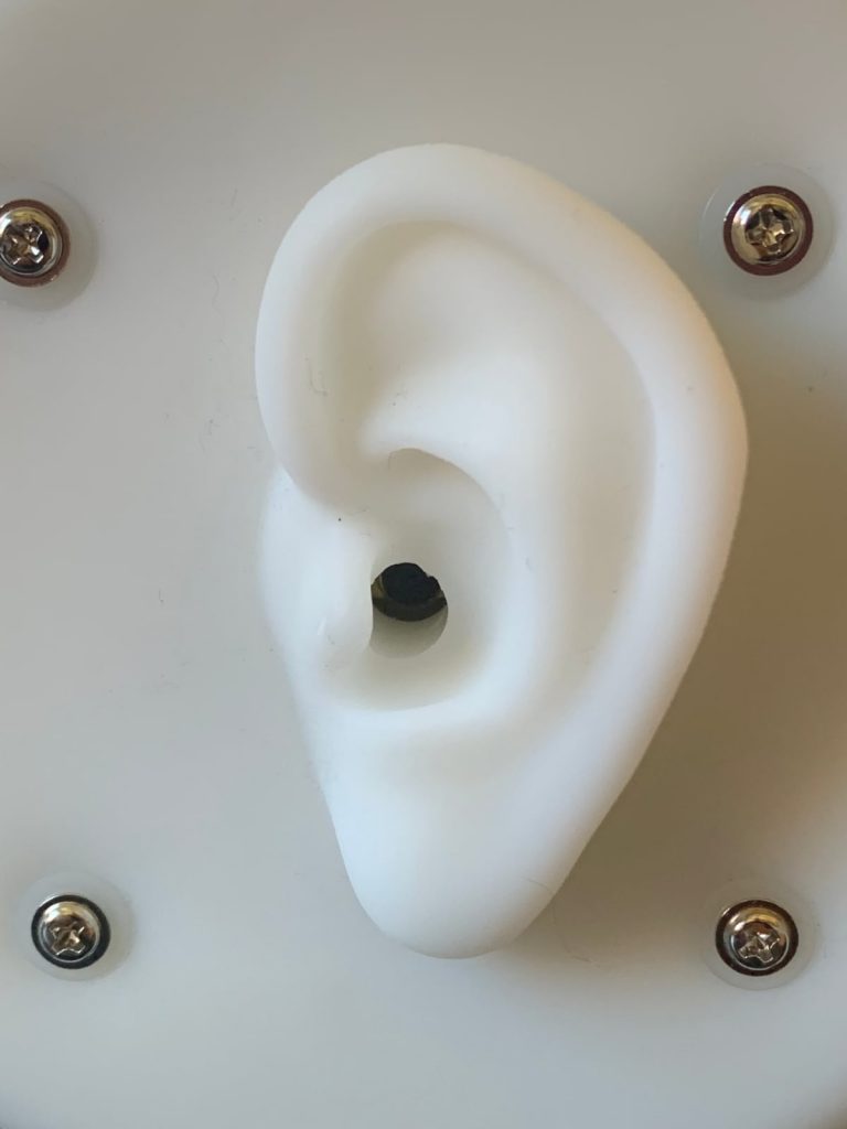 miniDSP-EARS: oreja de silicona y pabellón auditivo