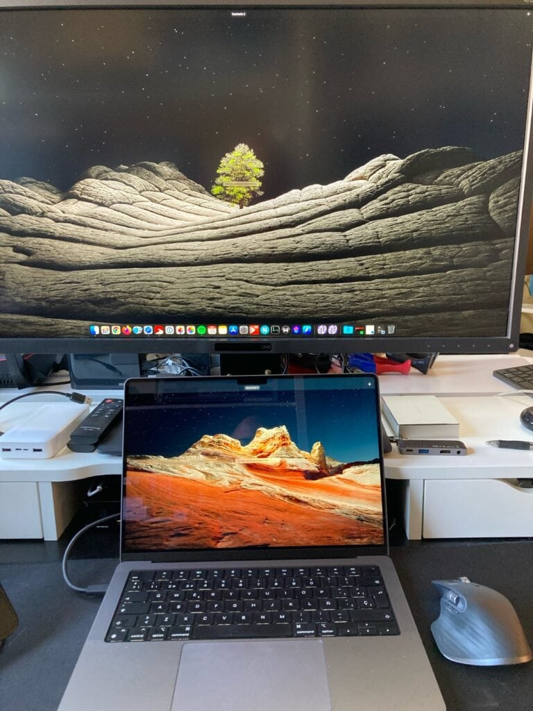 MacBook Pro de 14" 2021 conectado a una pantalla Benq 4K de 34"