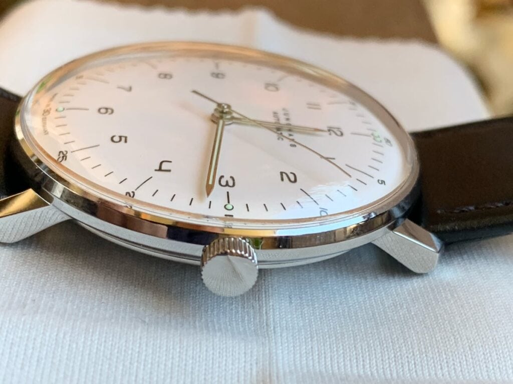 Junghans Max Bill Automatic: lateral y corona