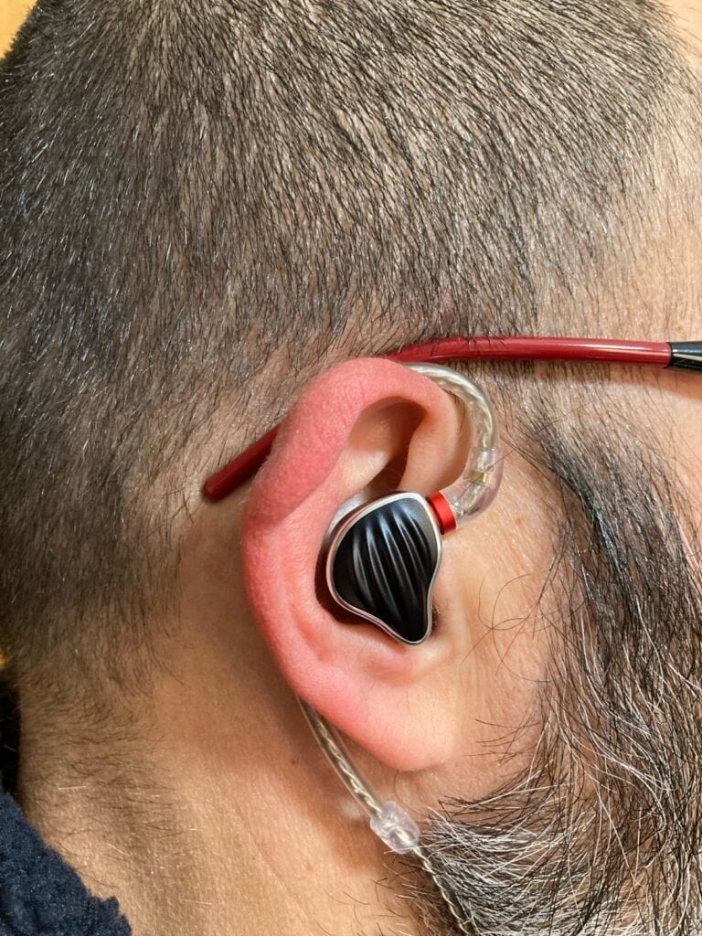 FiiO FH5: colocación en la oreja. 