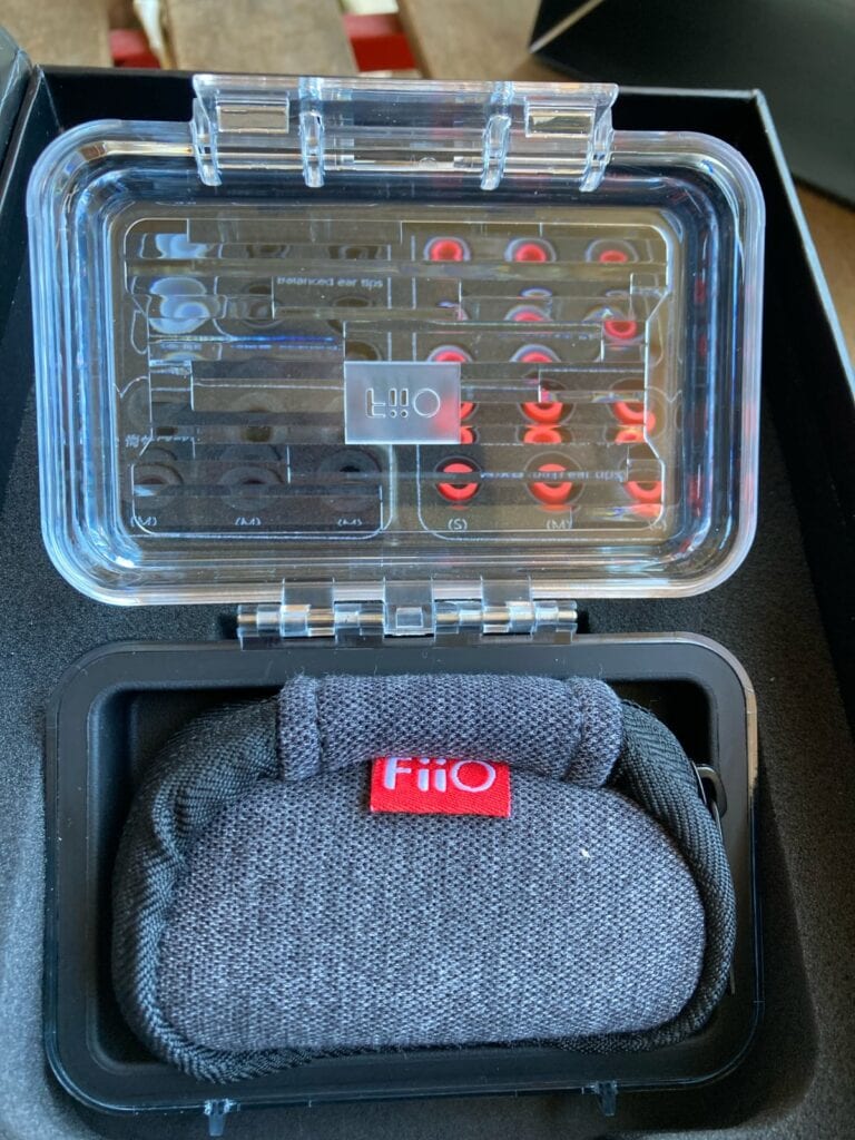 FiiO FH5: caja y bolsa de tela