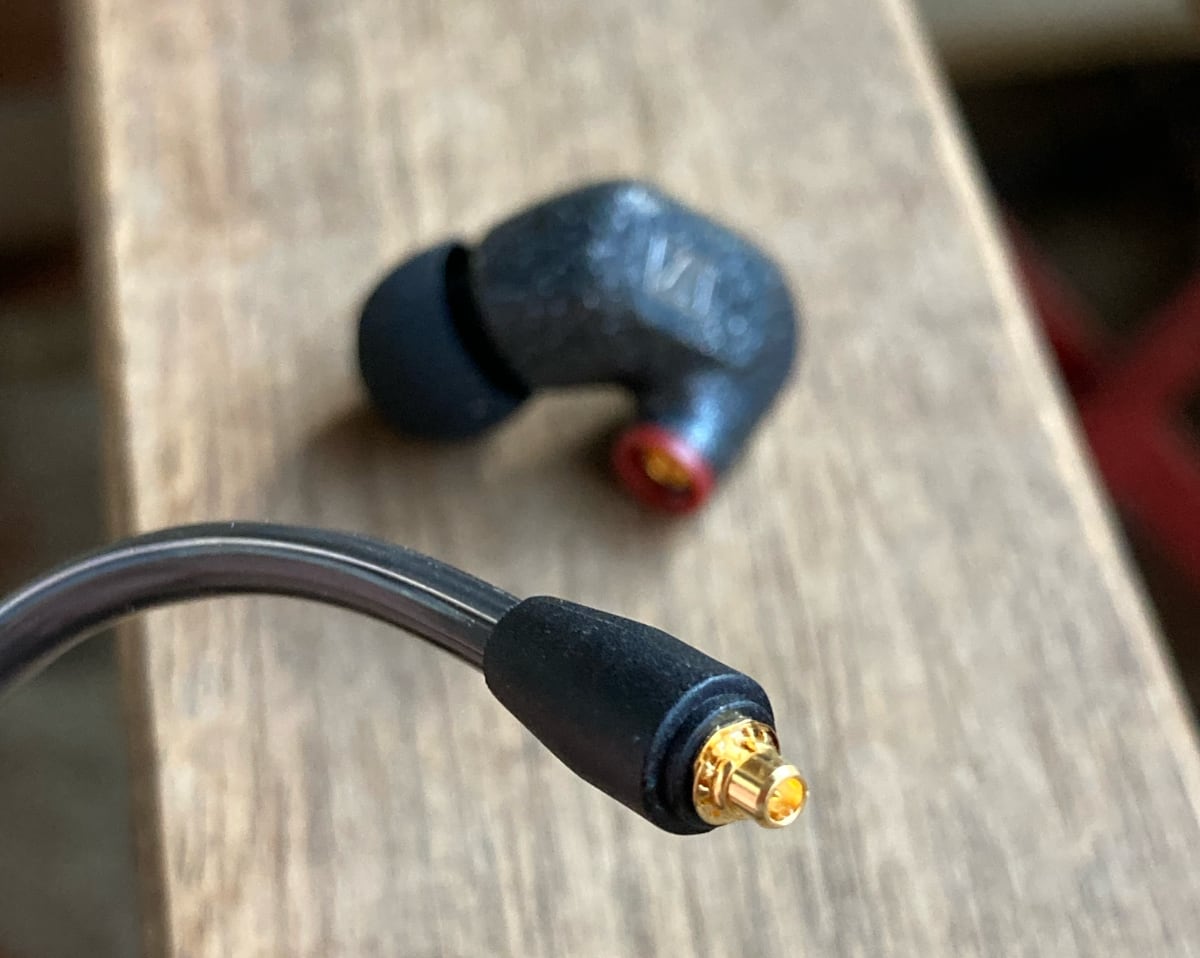 Sennheiser IE 300 auriculares IEM: conector que se puede quitar del cable.