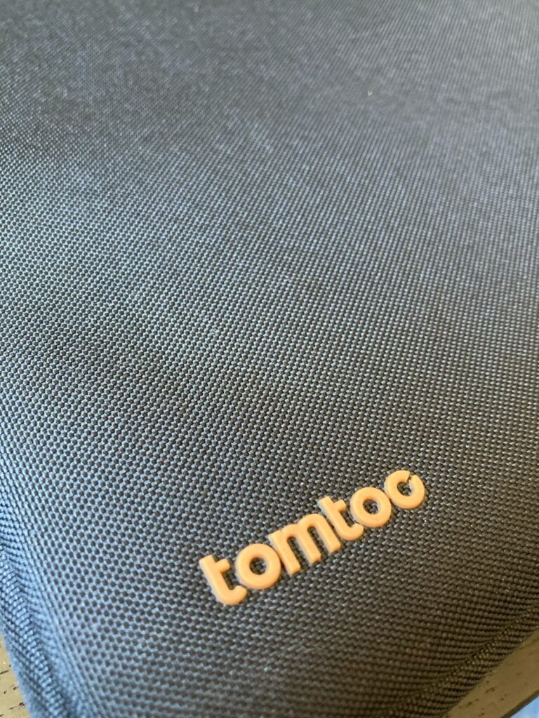 Funda de TomToc para ordenadores de 13,5-14 pulgadas: con MacBook Pro 2021 de 14" dentro.