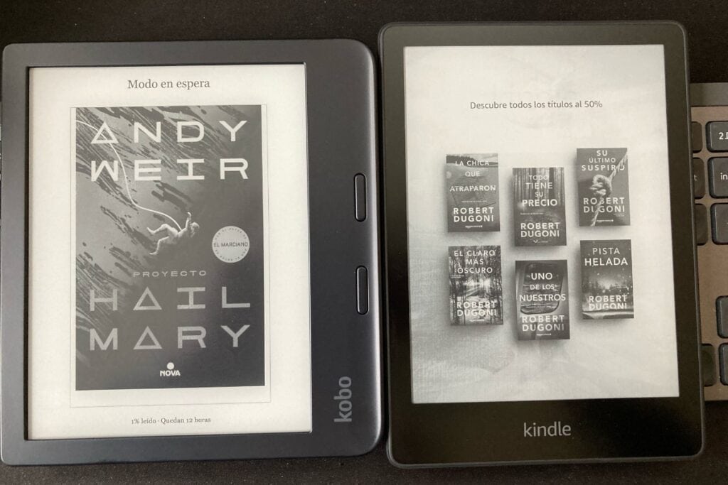 Kindle Paperwhite 5 (2021) vs Kobo Libra 2: pantalla en reposo. Anuncios en Kindle.