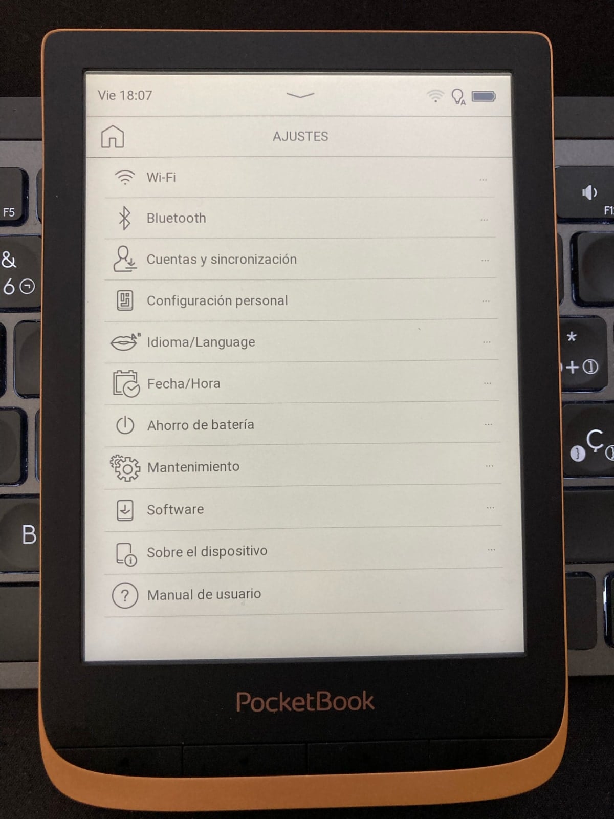 Activar la cuenta de usuario de Adobe en nuestro PocketBook: vamos a Menú General > Ajustes: