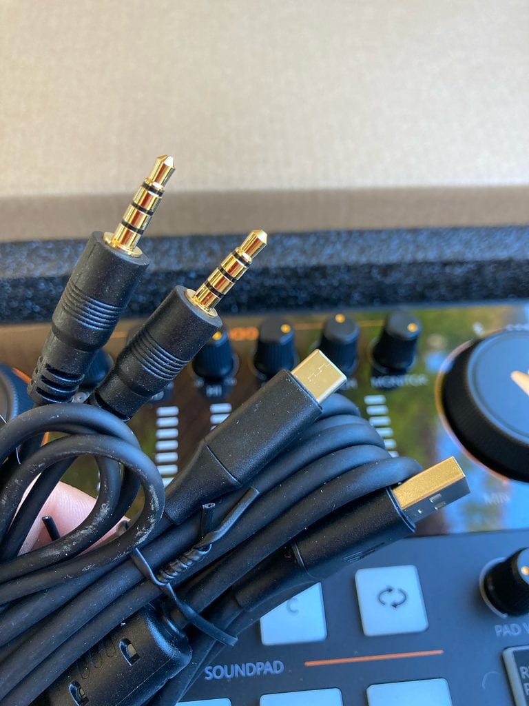 Maonocaster E2 y micrófono PM320: cables
