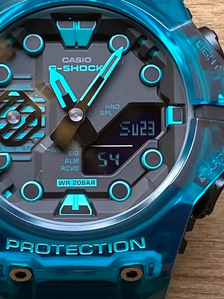 Casio G-Shock GA-B001: esfera y bisel