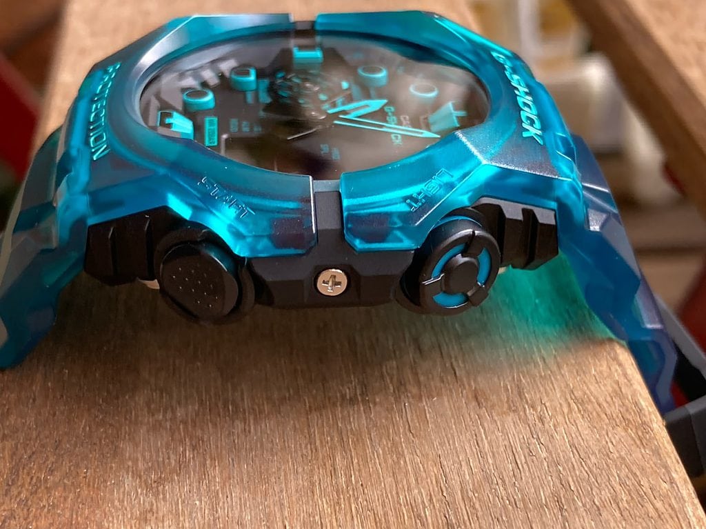 Casio G-Shock GA-B001: botones en lateral