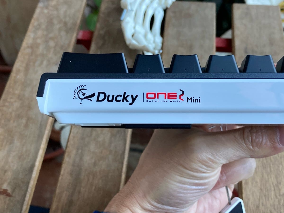 Teclado mecánico Ducky One 2 Mini RGB: lateral con logo