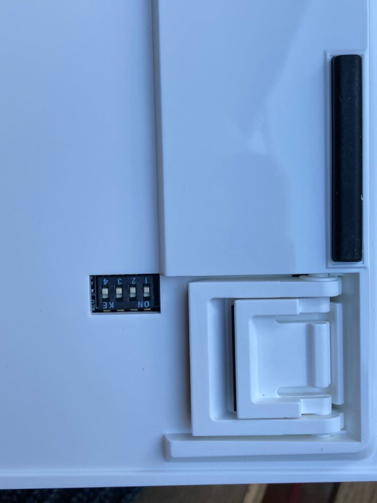 Teclado mecánico Ducky One 2 Mini RGB: parte trasera con pestañas y DIP