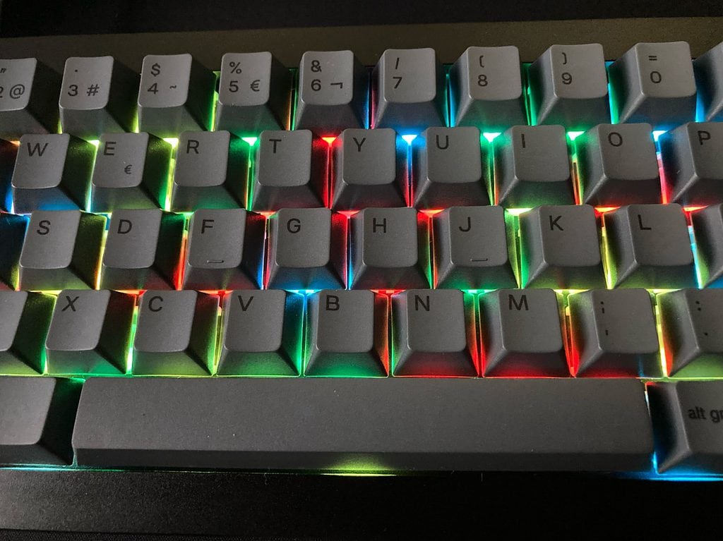 Glorious PC Gaming Race GPBT ISO Keycaps en Keychron Q2 con iluminacion RGB en varios colores