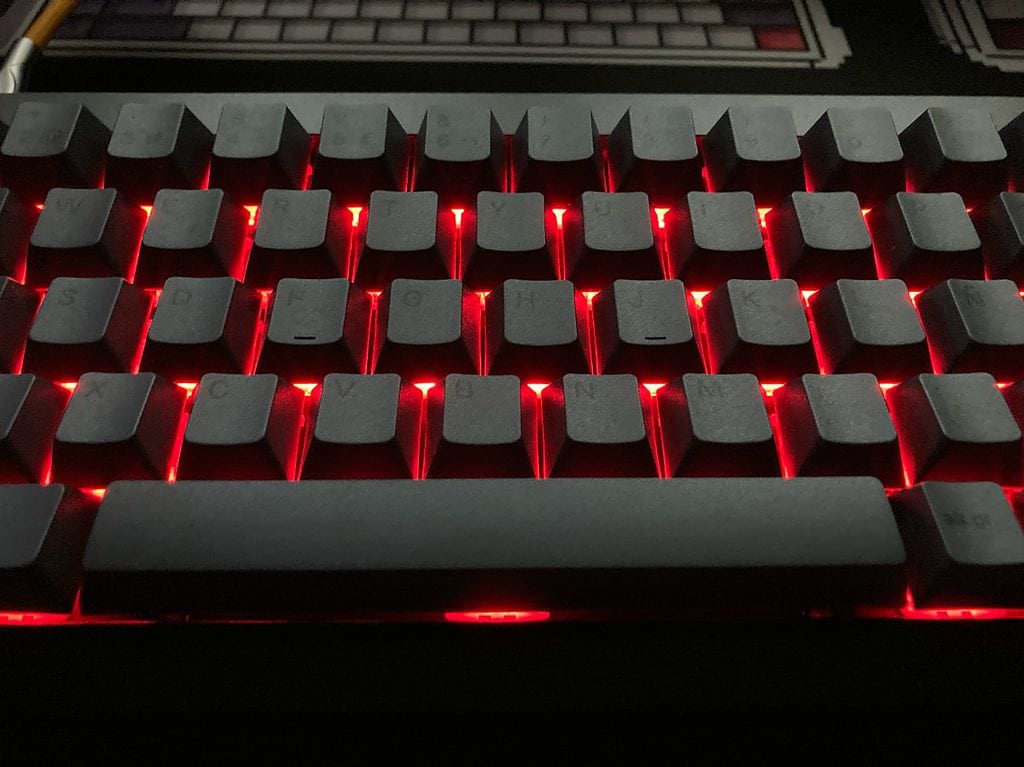 Glorious PC Gaming Race GPBT ISO Keycaps en Keychron Q2 con iluminacion RGB en color rojo. 