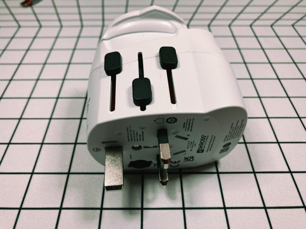 Skross Pro Light USB (AC): adaptador de enchufes para el extranjero. Tiene de todo, Perfecto. Incluso conexiones USB. 