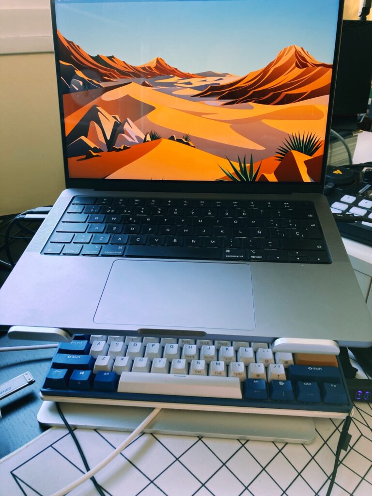 Soporte con ordenador macbook Pro