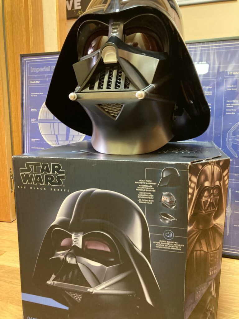 Caja y casco de Darth Vader