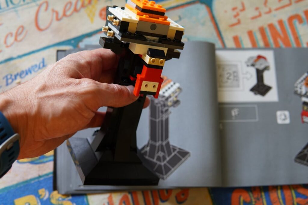 Construcción del LEGO 75327 Star Wars Luke Skywalker, Versión Red Five: primer paso