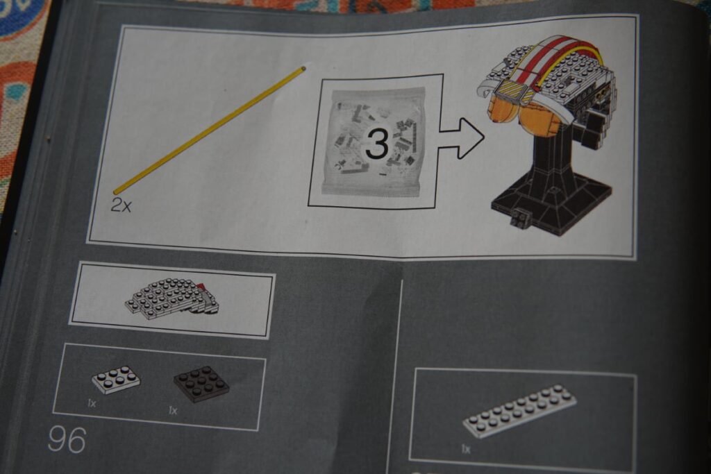 Construcción del LEGO 75327 Star Wars Luke Skywalker, Versión Red Five: tercer paso