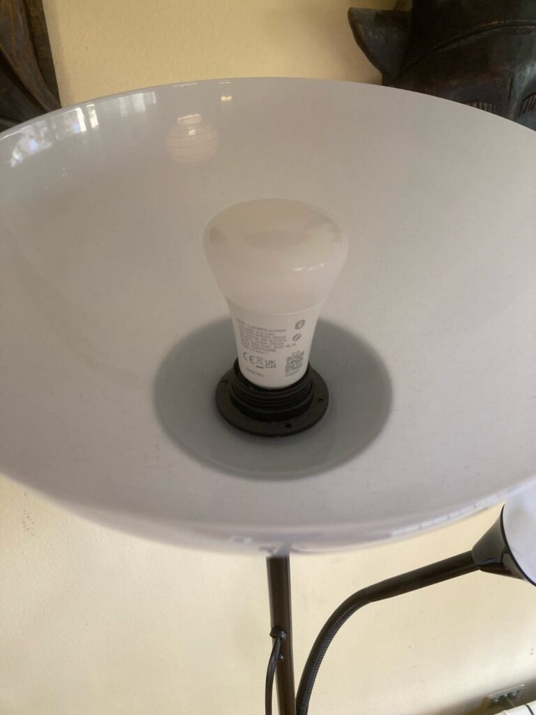Bombilla luz Philips Hue en lámpara