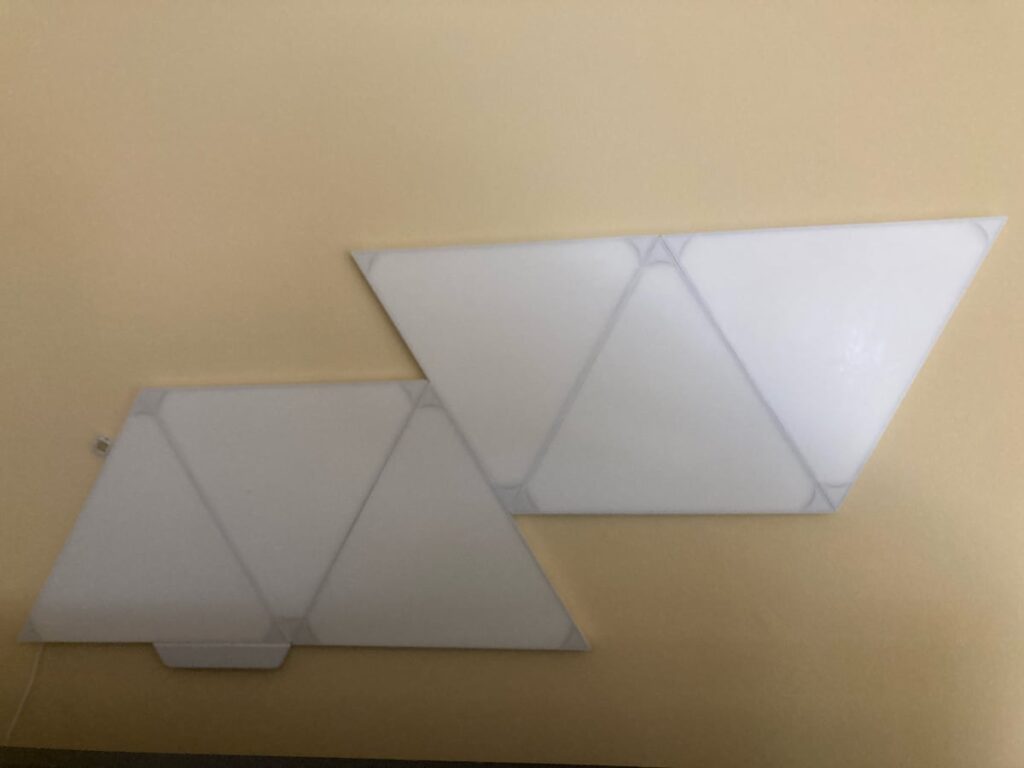 Luces LED de Nanoleaf (triángulos): instalación en la pared