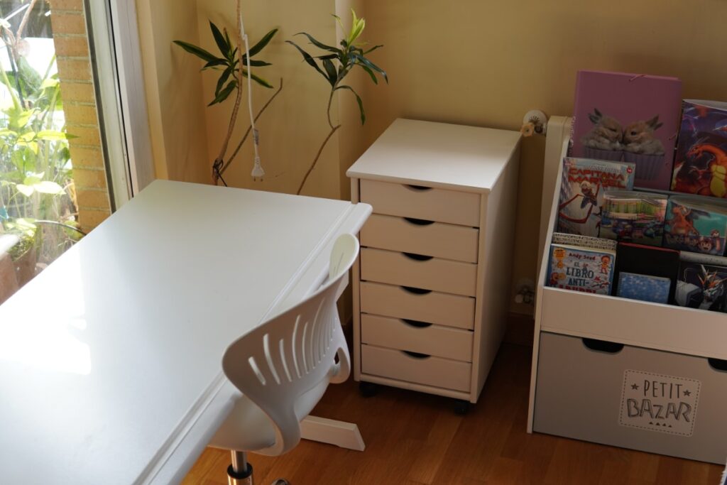Guía práctica para crear una zona de estudio y comprar un escritorio para niños: como queda todo lo que hemos montado en el salón entre dos ventanas con luz natural. 