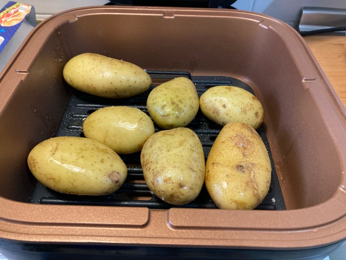 Russell Hobbs Satisfry Air & Grill XL probandola con varias recetas: patatas enteras