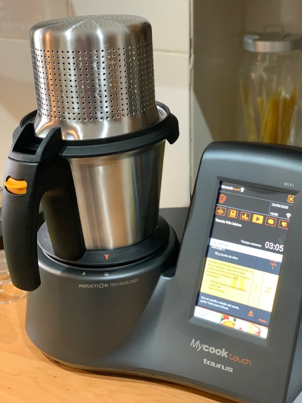 Taurus Mycook Touch: parte frontal con la jarra y complementos