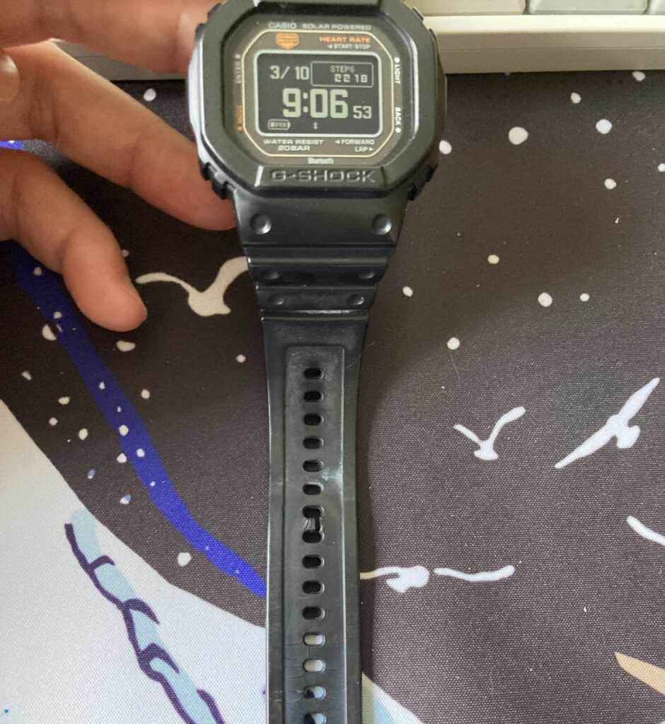 Reloj Casio G-Shock DW-H5600: correa rota después de tres años de uso.