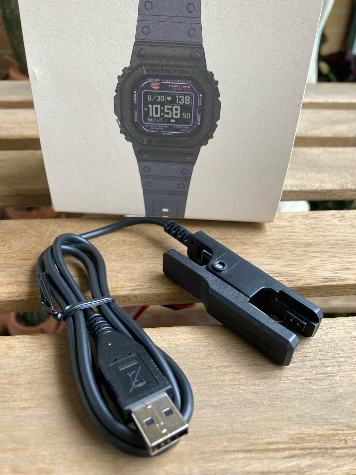 Reloj Casio G-shock DW-H5600: cargador USB