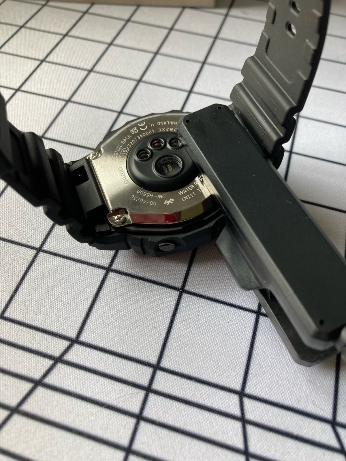 Reloj Casio G-shock DW-H5600: cargador USB