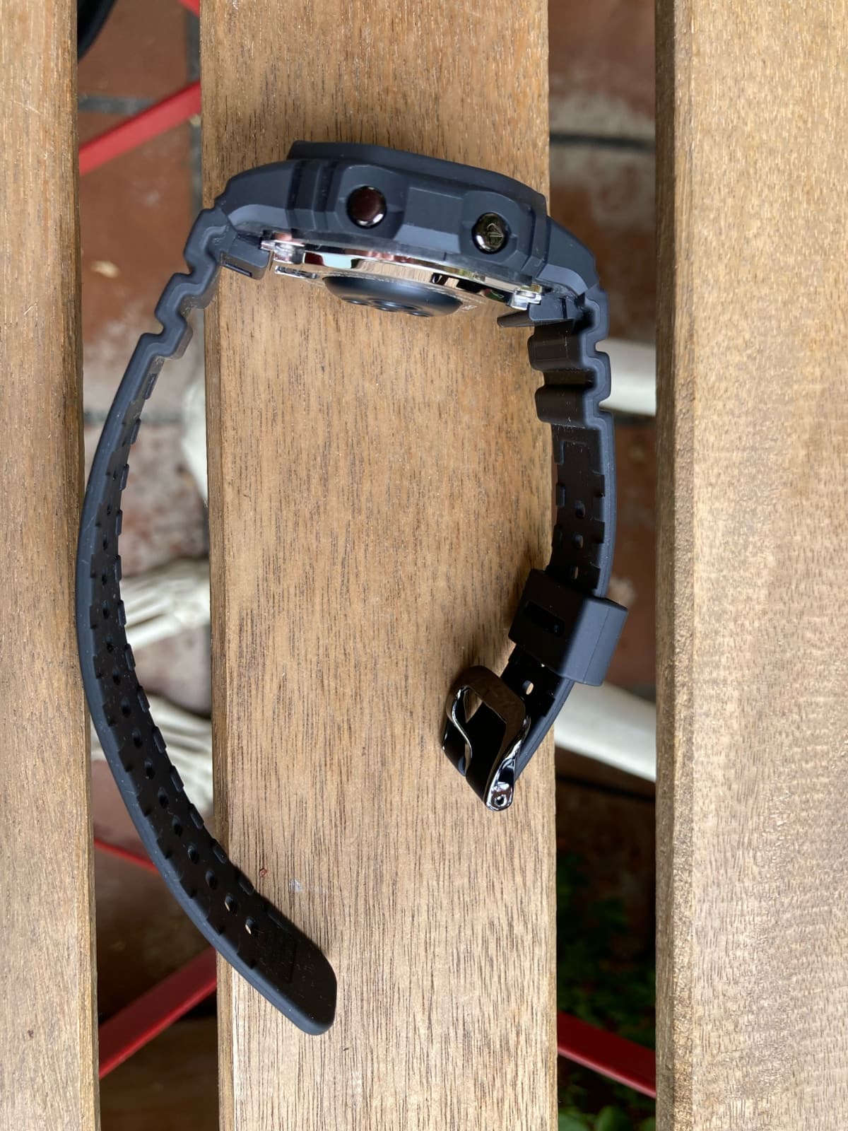 Reloj Casio G-shock DW-H5600: botones laterales y correa