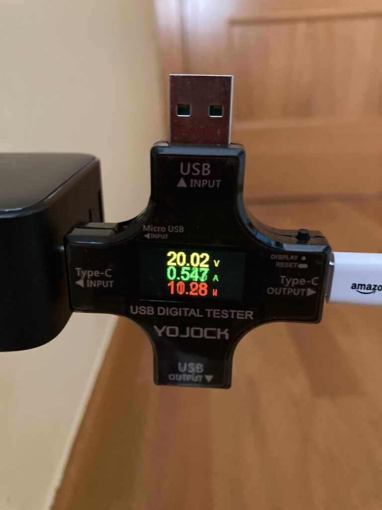 UGREEN Nexode - Cargador USB C GaN 4 puertos y 100 W - pruebas de carga de un MacBook Pro: que voltaje nos transmite