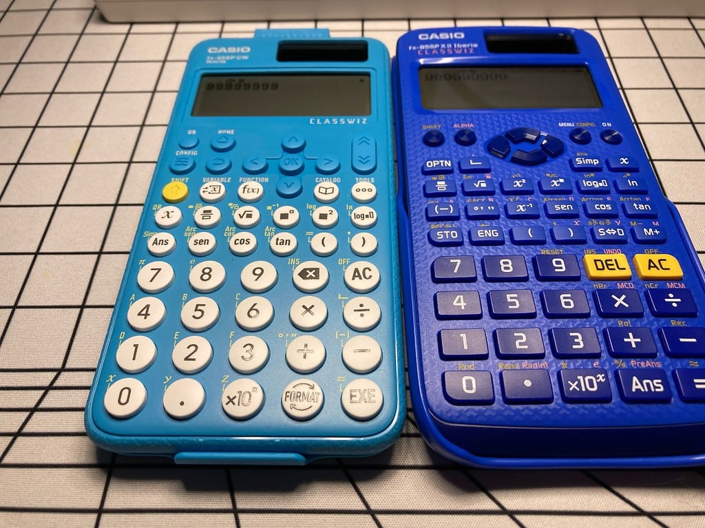 Dos calculadoras científicas de la marca Casio. 