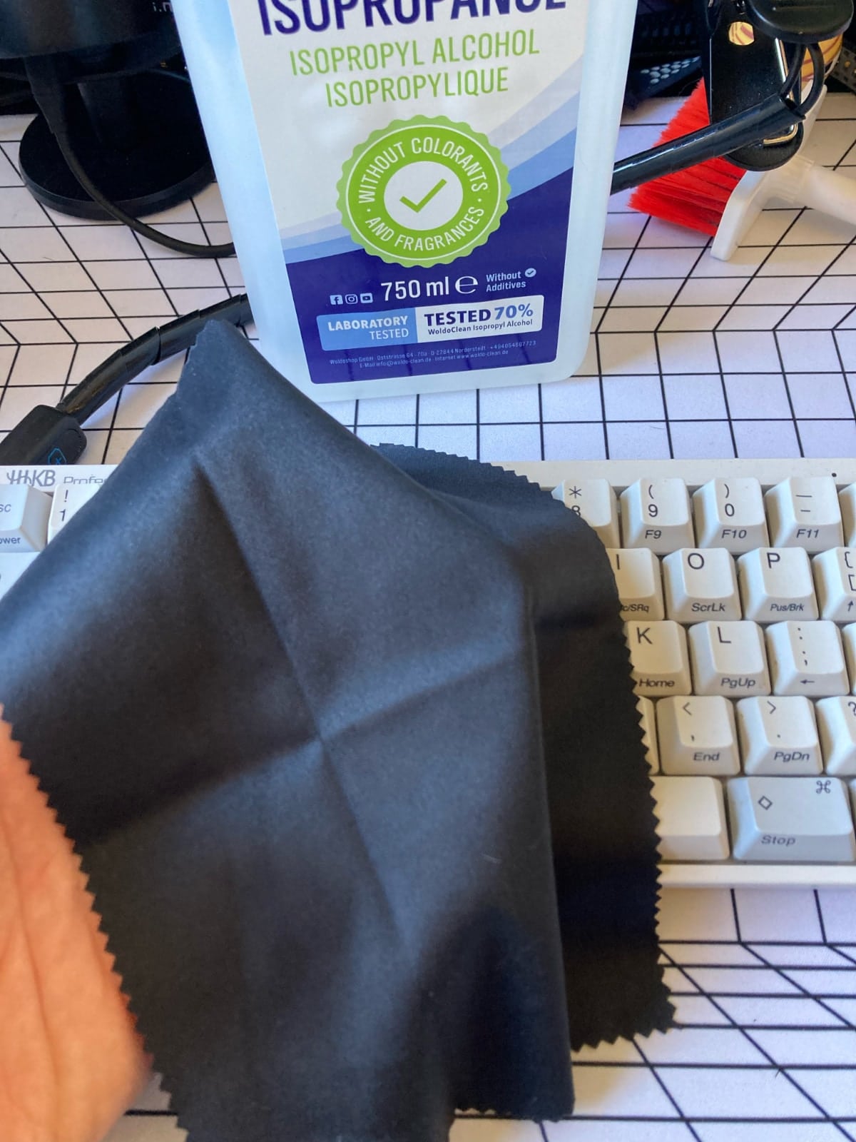 Limpiar teclado mecánico: limpiamos con el trapo de microfibra