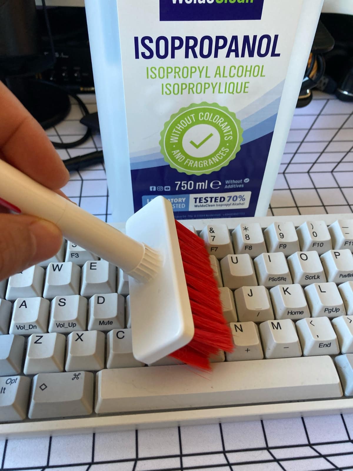 Limpiar teclado mecánico: limpiamos con cepillo
