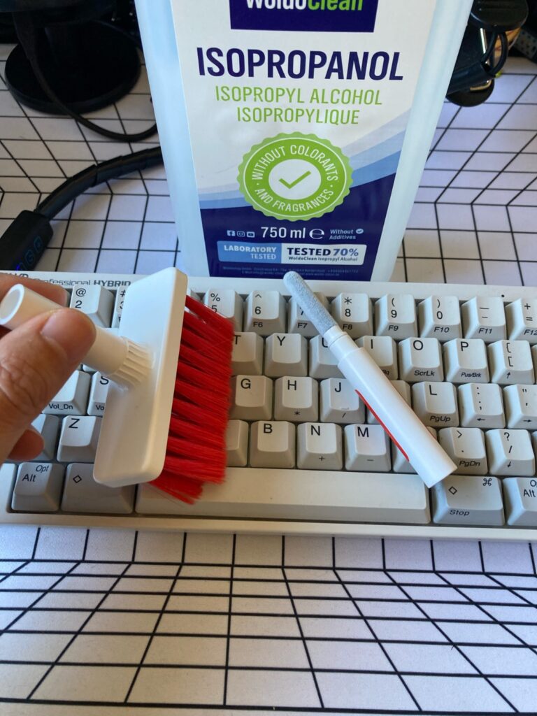 Limpiar teclado mecánico: podemos usar un cepillo para limpiar la superficie
