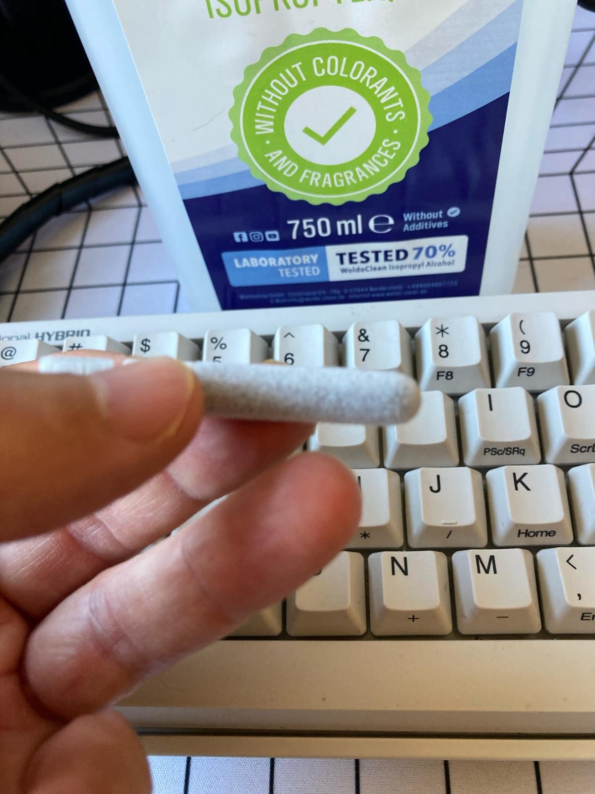 Limpiar teclado mecánico: podemos usar esta herramienta de paño suave para limpiar el polvo superficial. 
